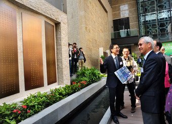 市建局主席苏庆和(右)参观桂林街公众休憩空间。