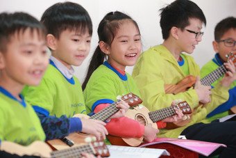 Children benefited from CSPS programmes play ukulele at the commendation ceremony.