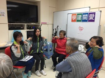 「学建关爱」学生义工与九龙城区长者分享有关舒缓身体痛症的知识。