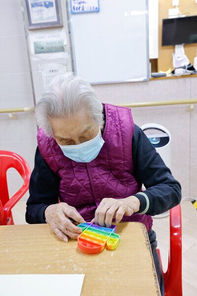 參與「健齡樂聚」活動的蕭婆婆，透過畫畫和手作班，加強了手指活動能力。