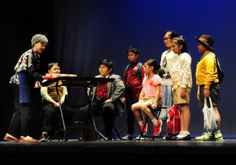 來自14間小學的學生於當晚合力演出一場壓軸大匯演「城市奇遇之迷失‧珍帆」
