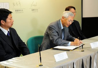 市建局主席苏庆和（中）签署确认抽签结果。
