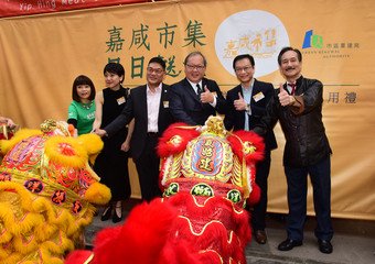 The opening of the Market Block is officiated by the Chairman of Central and Western District Council, Mr Yip Wing-shing (3rd left); URA Board Member and Chairman of URA Central and Western DAC, Mr Edward Chow (3rd right); District Officer (Central and Western), Mrs Susanne Wong Ho Wing-sze (2nd left); Managing Director of the URA, Ir Wai Chi-sing (2nd right); representative of Graham Market, Mr Hui Wai-kin (right), and artist Ms Kitty Yuen.