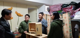 「學建關愛」學生義工利用回收所得的紅酒木箱為有需要的中西區舊區家庭度身訂造新家具。