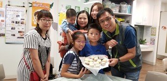 Volunteers of CSPS programme celebrate the Mid-Autumn Festival with the beneficiaries through making “snow-skin” mooncake together.