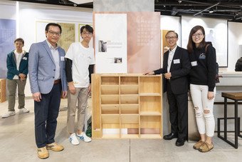 URA Board member, Dr Lawrence Poon (second from right), and Managing Director of URA, Ir Wai Chi-sing (left) take a look at the furniture tailor-made by the volunteers for the underprivileged families in old districts.