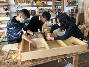 「学建关爱」学生义工将剩木改造为实用的家具，帮助有需要的旧区基层家庭。