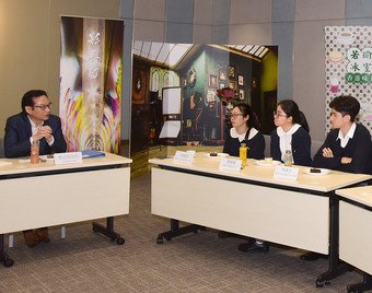 市建局行政总监韦志成与今届六位最杰出青年领袖茶聚交流。