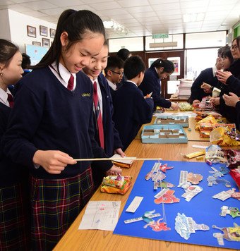The participating students organise Urban Renewal Day at their schools to share knowledge with their fellow schoolmates through creative and interactive activities.