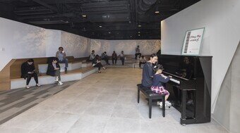 「H6 CONET」的休憩空間放置了一座鋼琴，供市民享用。
