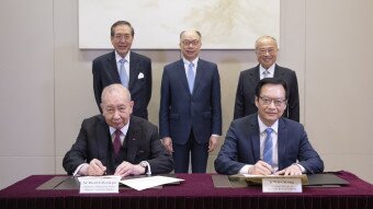 Witnessed by the Hon. Frank Chan Fan, Secretary for Transport and Housing (back row, middle), Chairman of the URA, the Hon. Chow Chung-kong (back row, right), and Director of HKSHCL, Prof. the Hon. Arthur K.C. Li (back row, left), the MOU was signed by Managing Director of the URA, Ir Wai Chi-sing (front row, right), and Chairman of HKSHCL, Dr. the Hon. David K.P. Li (front row, left).