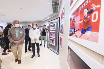 是次展覽展出超過 100 張香港運動員在奧運競賽時的相片，一眾嘉賓率先參觀。