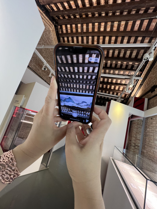 香港文学舘於馆内不同位置加入互动扩增实境（AR）装置，展示的位置特意配合项目保育的屋顶房梁和瓦片元素设计，令它们融入为画面其中一部分。