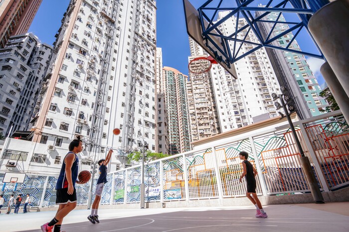 活化後的籃球場採用,一半呈現城市線條,一半融入海洋波浪元素,色彩鮮明,呼應中西區的「城與海」特色。