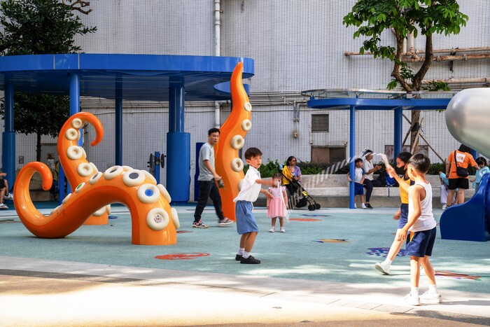 活化後的李陞街遊樂場內有不同的海洋生物遊樂設施,孩子們在八爪魚攀爬架前結伴玩耍。