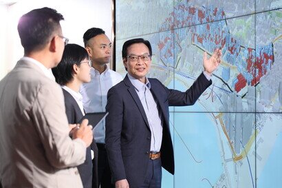 市建局行政总监韦志成（左）接受Esri中国（香港）创办人及主席邓淑明博士颁发SAG奖项，表扬市建局在应用地理资讯系统上的卓越表现。